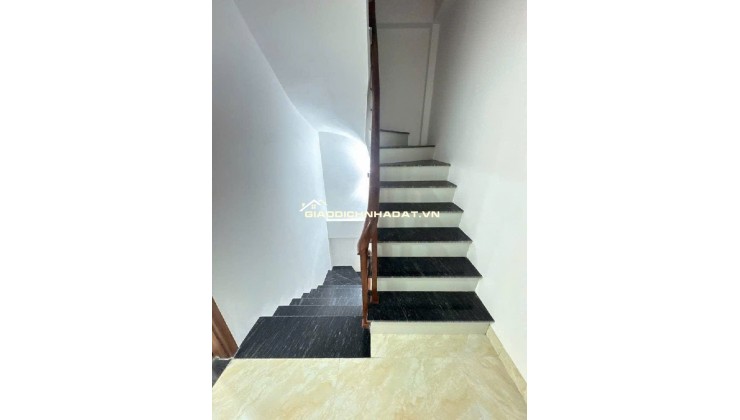 Bán nhà ở Đức Giang, 30m ra mặt phố, nhiều tiện ích. nhà 30,5m. giá 6x tỷ , x tiểu học ( có tl )