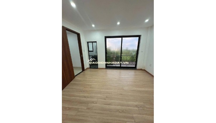 Bán nhà ở Đức Giang, 30m ra mặt phố, nhiều tiện ích. nhà 30,5m. giá 6x tỷ , x tiểu học ( có tl )