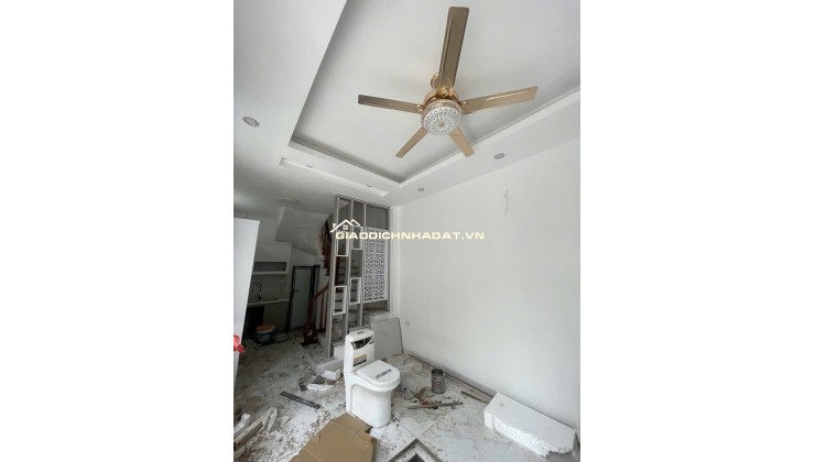 Bán nhà Đức Giang, 30m, Tiện ích ngập tràn, Nhà mới xây. Nội thất cơ bản . Sổ đỏ cất két. Gía chỉ 6x tỷ ( có tl)