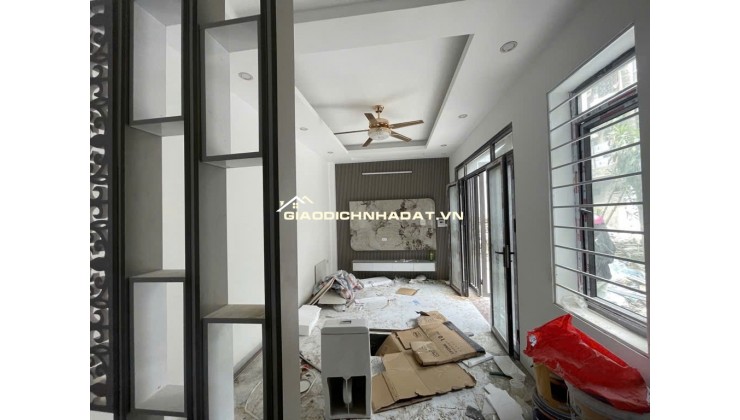 Bán nhà Đức Giang, 30m, Tiện ích ngập tràn, Nhà mới xây. Nội thất cơ bản . Sổ đỏ cất két. Gía chỉ 6x tỷ ( có tl)