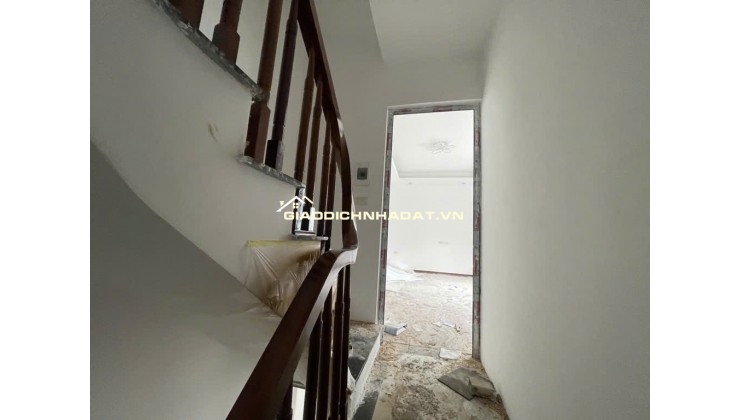 Bán nhà Đức Giang, 30m, Tiện ích ngập tràn, Nhà mới xây. Nội thất cơ bản . Sổ đỏ cất két. Gía chỉ 6x tỷ ( có tl)