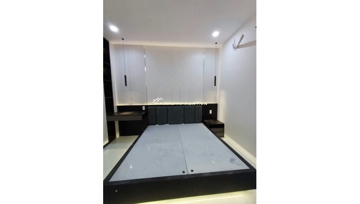 Bán rất gấp Mặt Tiền CXBH Quận 10, DT:4.5x15, T+5L Gái 18.5 tỷ TL