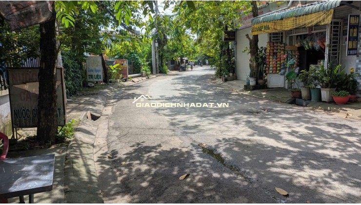 Bán nhà và đất 200m2 mặt tiền đường lớn xã Thới Tam Thôn Hóc Môn