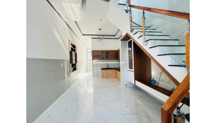 Căn góc Nguyễn Chí Thanh nhà trệt lầu có sân xe hơi giá 2,98 tỷ. Sổ hồng riêng