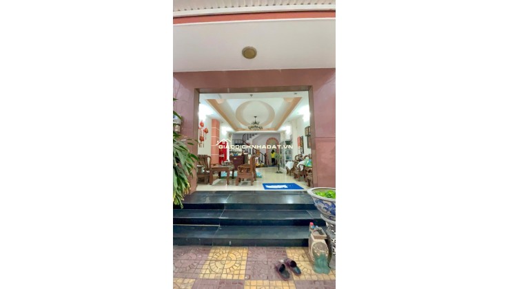 Bán khách sạn 4 lầu đường Võ Thị Hồi Hóc Môn, đang kinh doanh tốt