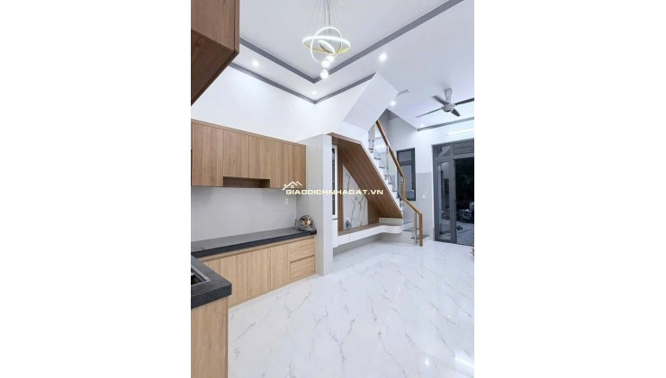 Căn góc Nguyễn Chí Thanh nhà trệt lầu có sân xe hơi giá 2,98 tỷ. Sổ hồng riêng