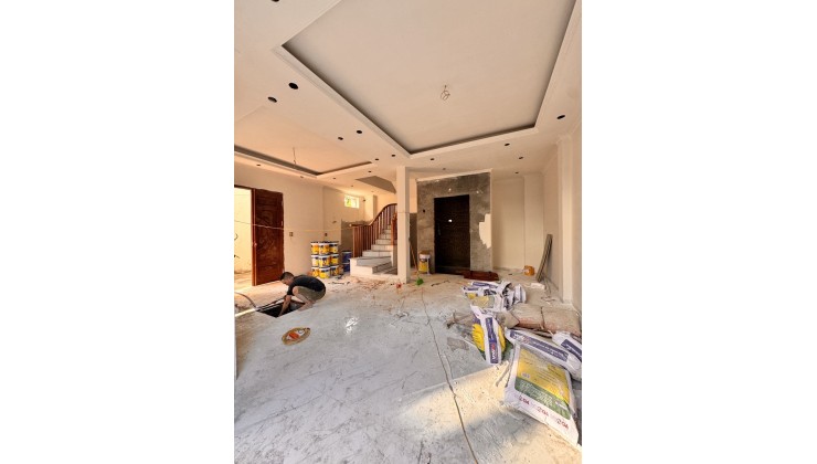 NHÀ MỚI  - LÔ GÓC - THANG MÁY-SIÊU ĐỈNH-GẦN KHU VỰC ĐÔNG DÂN CƯ