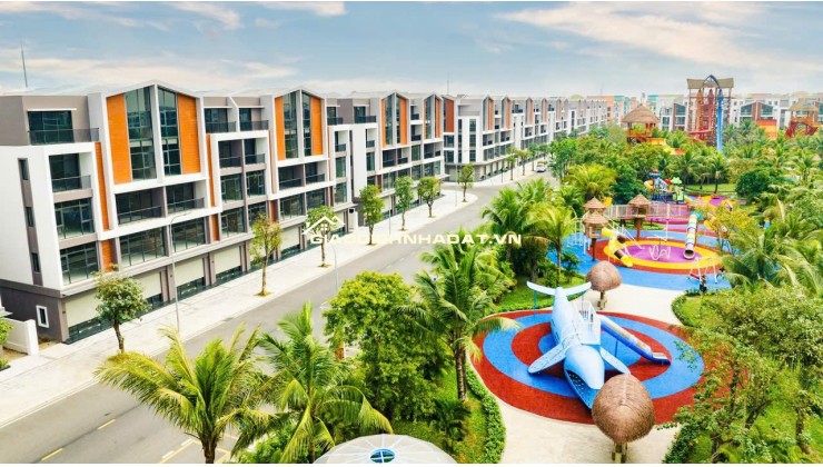 Bán căn liền kề xẻ khe tại phố biển oceanpark 3. Vị trí rất đẹp thuận tiện , nhà thoáng sáng . Gía rẻ hơn tới 30%.Dt 119m2- Nhỉnh 16 tỷ