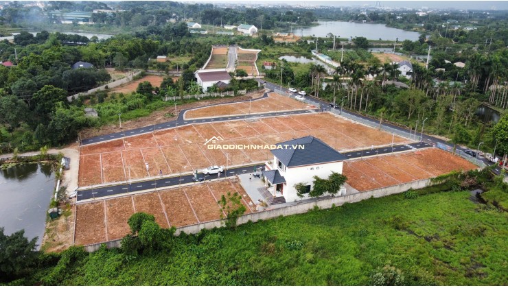 Chính chủ cần bán nhanh lô góc hoa hậu tại Hòa Lạc, dt 100m2, full thổ cư, gần QL21, khu CNC, ĐHQG