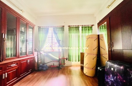 Nhà chính chủ ngay cổng trường Hồng Đức, vị trí đắc địa, dân trí cao.,  - Kết cấu: Trệau, ô tô ngủ trong nhà.,i