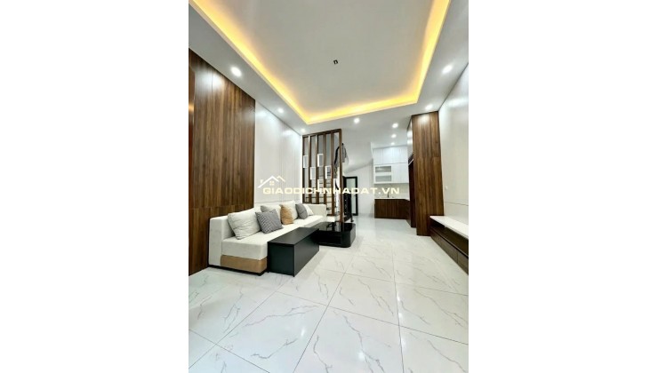 !: LÔ GÓC - NGÕ 3 GÁC - GẦN PHỐ  Bán nhà Đống Đa