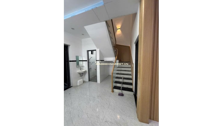 Cần tiền bán gấp mặt tiền đường nhựa 1 lầu 1 trệt mới xây chưa ở TT Long Điền, BRVT