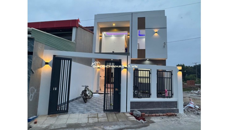 Cần tiền bán gấp mặt tiền đường nhựa 1 lầu 1 trệt mới xây chưa ở TT Long Điền, BRVT