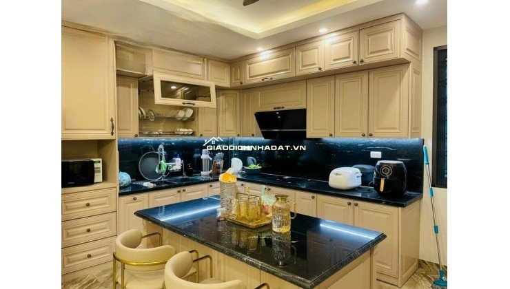 BÁN GẤP NGỌC LÂM 60M x 7T THANG MÁY, GARA Ô TÔ, FULL NỘI THẤT, KINH DOANH. GIÁ 1X TỶ