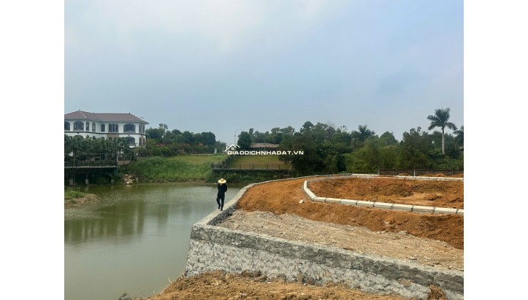 Bán gấp mảnh đất ngay sát trường đại học, xây cho thuê được luôn.