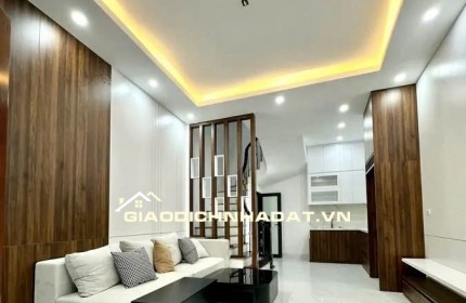 !: LÔ GÓC - NGÕ 3 GÁC - GẦN PHỐ  Bán nhà Đống Đa