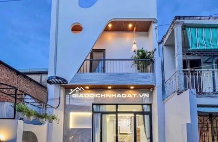 CĂN NHÀ HOÀN THIỆN 2 MẶT TIỀN SỔ HỒNG RIÊNG 5x18 CHỈ 550TR NHẬN NHÀ