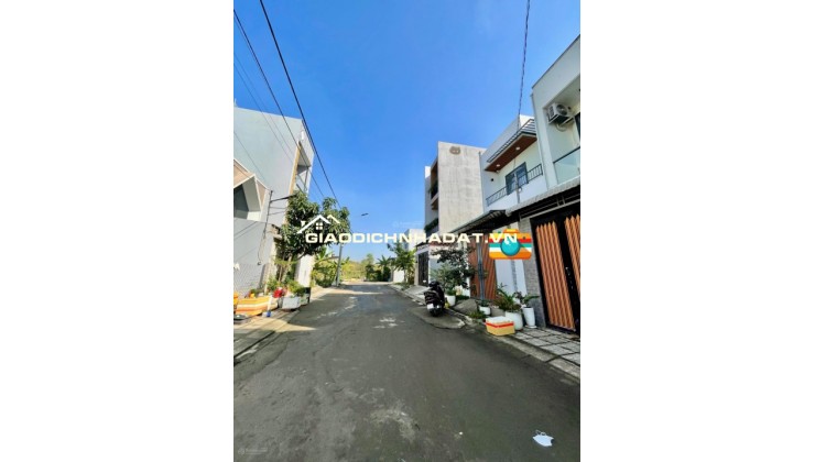 BÁN ngôi nhà xuất hiện cấu trúc SẴN trung tâm người ở TRƯỜNG LƯU, LONG TRƯỜNG - con đường OTO 9M CHỈ rộng 4 TỶ