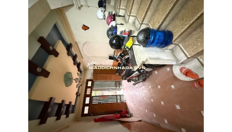 Bán nhà đẹp  Võ Chí Công 30,4m2- 5 tầng - 2 mặt thoáng- giá 8,9 tỷ