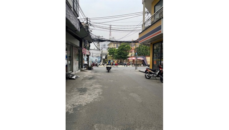 NHÀ BÁN TÂN ĐÔNG HƯNG THUẬN Q12-SÁT SONG HÀNG.
KẾ BÊN QUẬN TÂN BÌNH NHÀ GA T3-NGUYỄN VĂN QUÁ.CHỈ VÀI PHÚT DI CHUYỂN XE MÁY.