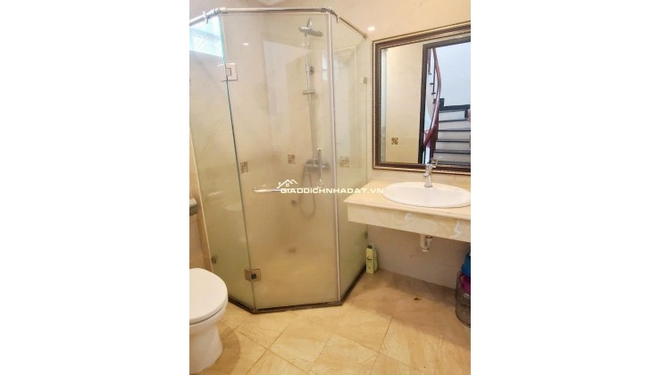 NHÀ LÂM DU, BỒ ĐỀ, LONG BIÊN: DT 31M 5 TẦNG MT 4M6 GIÁ 9.81 TỶ. LH:0985302254.