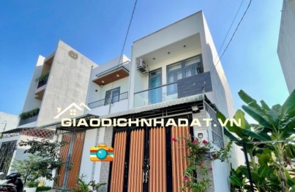 BÁN ngôi nhà xuất hiện cấu trúc SẴN trung tâm người ở TRƯỜNG LƯU, LONG TRƯỜNG - con đường OTO 9M CHỈ rộng 4 TỶ