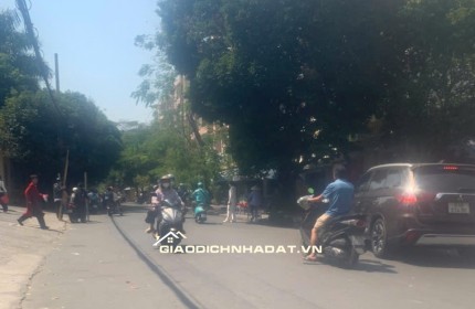 NHÀ BÁN TÂN ĐÔNG HƯNG THUẬN Q12-SÁT SONG HÀNG.
KẾ BÊN QUẬN TÂN BÌNH NHÀ GA T3-NGUYỄN VĂN QUÁ.CHỈ VÀI PHÚT DI CHUYỂN XE MÁY.