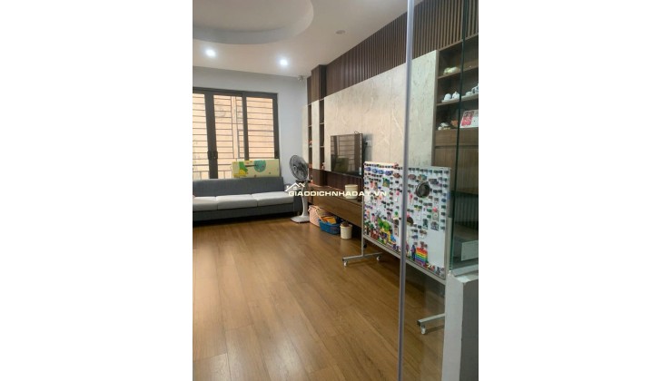 Quan nhân nhà ngay đầu ngõ, 12 tỷ 36m sử dụng 7 tầng thang máy mới kính coong chỉ cần dọn vào ở