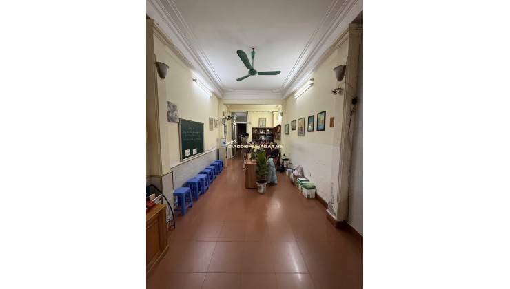 Chính chủ cho thuê nguyên căn sát góc, hướng Đông, mặt phố Bà Triệu, Q.Hai Bà Trưng, Hà Nội.