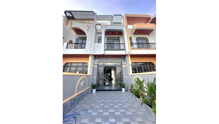 Nhà xây mới 2 tầng gần UBND xã Bến Lức , DT 100m2, nhận nhà ngay