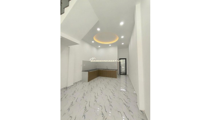 Bán nhà mới xây 3 tầng Long Hòa, thanh toán trước chỉ 900 triệu, nhận nhà ngay.