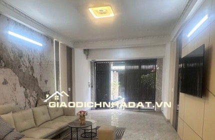 HẺM XE HƠI - 3 TẦNG - NHÀ CÒN MỚI VÔ Ở NGAY CHỦ TẶNG GẦN HẾT NỘI THẤT TRONG NHÀ - 5.5 TỶ