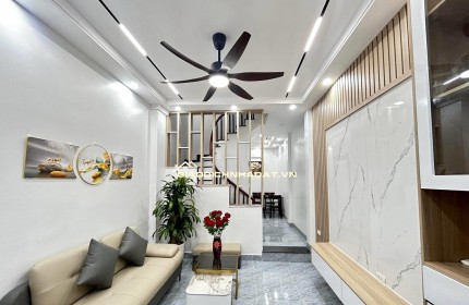 NHÀ ĐẸP LÔ GÓC THẠCH BÀN - SÁT AEON MALL - 4 TẦNG Ở NGAY - CHỈ 5.65 TỶ