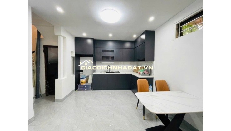 Bán nhà lô góc tt cầu giấy gần phố, ở ngay - ful nội thất đẹp thông tứ tung