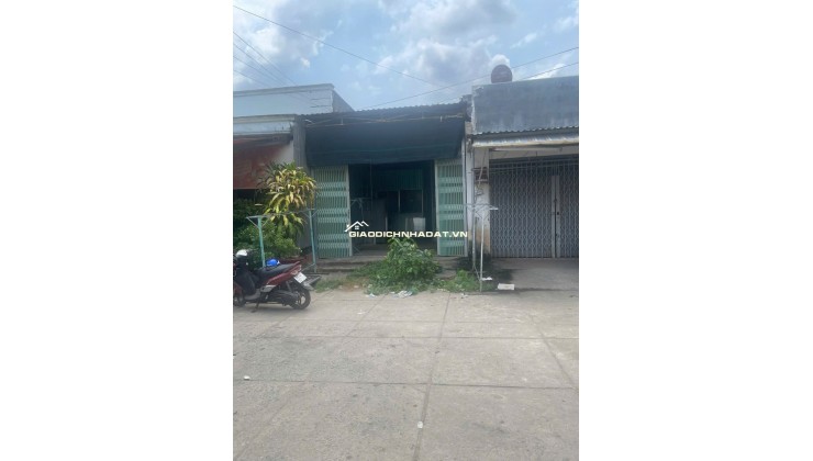 BÁN ĐẤT TẠI CHỢ DT81M2 SHR TRÊN ĐẤT CÓ NHÀ TIỀN CHẾ CỬA KÉO ĐÀI LOAN 950TR LH:0974004184 GẶP TRUNG.