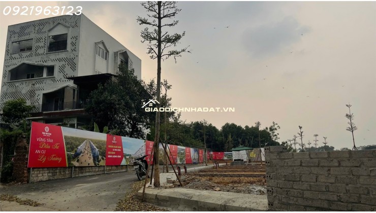 Bán gấp lô đất 100m2 gần Metro số 5, khu vực trung tâm Hòa Lạc. Phù hợp xây trọ, đầu tư sinh lời, kết nối Metro 5 – Quốc Lộ 21. Liên hệ xem đất ngay.