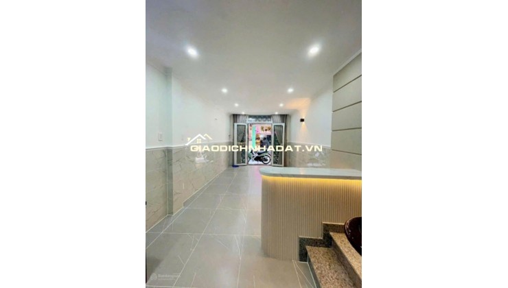 Bán nhà 2 tầng 21m² Nguyễn Thần Hiến, Q.4, 5.6 tỷ, sổ đỏ.