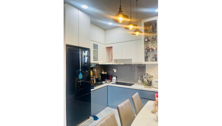 Bán căn hộ 3PN 98m2 tại Lý Thường Kiệt Q11, Tầng 8 Full nội thất