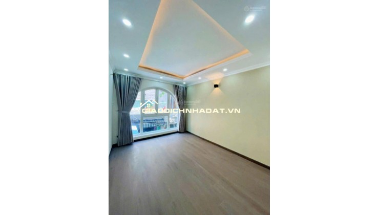 Bán nhà 2 tầng 21m² Nguyễn Thần Hiến, Q.4, 5.6 tỷ, sổ đỏ.