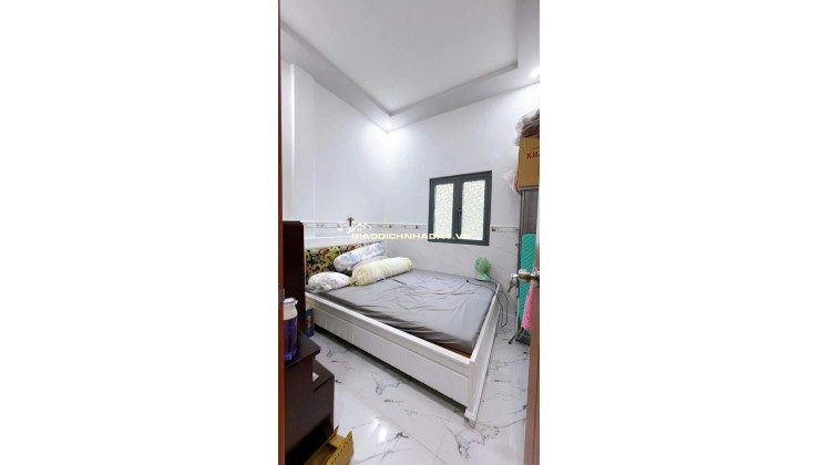  NHÀ ĐEP Q4. CAN GOC MAT TIEN DUONG SO. 2 TANG . CHI 5 TY NHINH