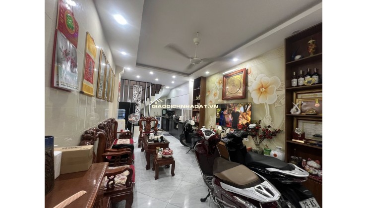 NHÀ ĐẸP QUAN HOA FULL NỘI THẤT XỊN 38m 5T nhà ngõ thông, gần phố, ngập tràn tiện ích