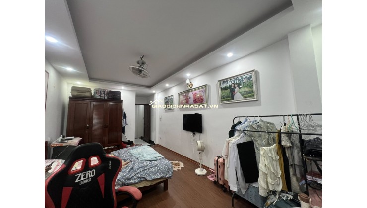 NHÀ ĐẸP QUAN HOA FULL NỘI THẤT XỊN 38m 5T nhà ngõ thông, gần phố, ngập tràn tiện ích