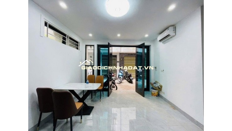 Bán nhà lô góc tt cầu giấy gần phố, ở ngay - ful nội thất đẹp thông tứ tung