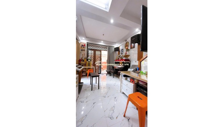  NHÀ ĐEP Q4. CAN GOC MAT TIEN DUONG SO. 2 TANG . CHI 5 TY NHINH