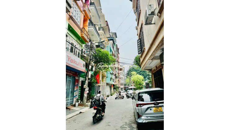 Bán nhà phân lô Đỗ Quang – 45m2, 5 tầng, mặt tiền rộng – cách phố 10m – kinh doanh tốt