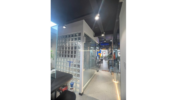 SANG MẶT BẰNG VĂN PHÒNG 80M2 ĐANG THUÊ Ở MẶT TIỀN ĐƯỜNG NGUYỄN CẢNH CHÂN Q1. LH:0765777099.