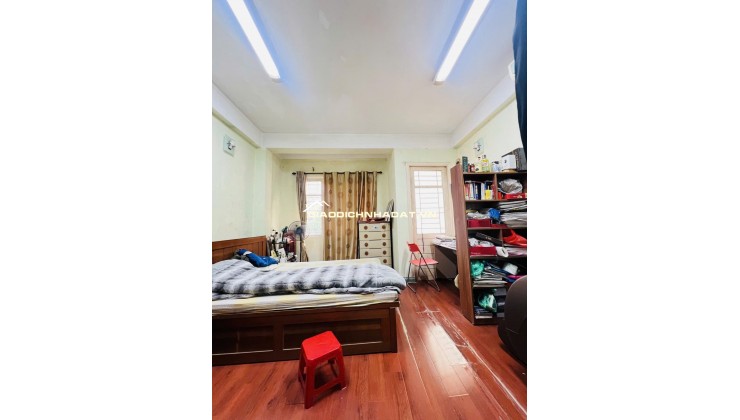 Bán nhà lô góc 2 mặt tiền, gần phố Hào Nam, Đống Đa, 30m2 5 tầng, 4,5m hơn 10 tỷ, oto đỗ cửa, đa tiện ích xung quanh.