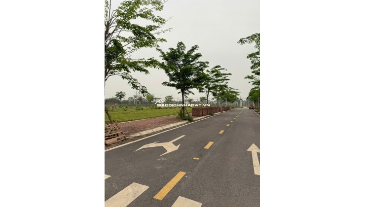 Bí mật lô đất 100m2 gần Quốc Lộ 21, khu vực trung tâm Hòa Lạc. Phù hợp xây trọ, đầu tư sinh lời, kết nối Metro 5 – Quốc Lộ 21. Liên hệ xem đất ngay.