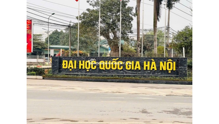 ĐHQG không phải là tiện ích, mà là nguồn tiền. Mỗi mùa nhập học là một làn sóng thuê trọ. Ai có đất gần đây là người thu tiền đều.
