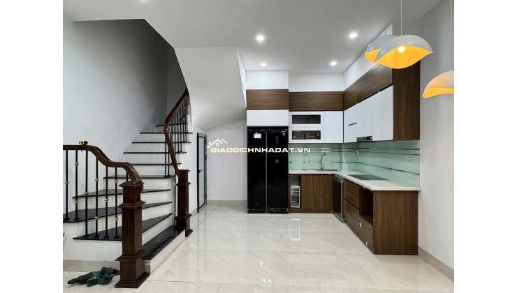 Bán nhà Nguyễn Văn Huyên 50m2, sát công viên Nghĩa Đô, vị trí hiếm